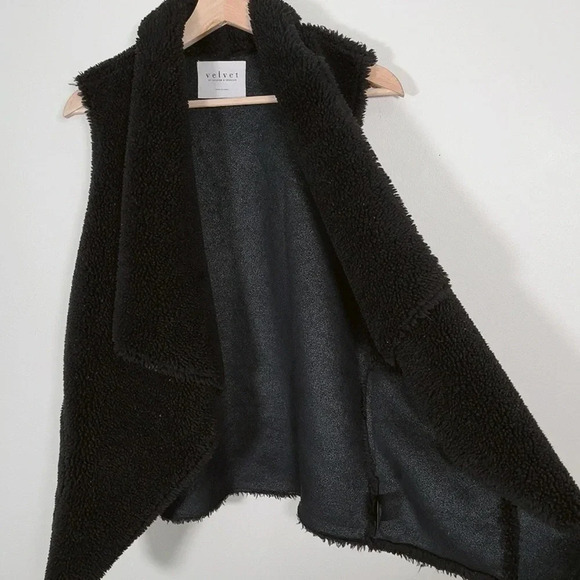 VELVET BY GRAHAM AND SPENCER | FAUX FUR BLACK REVERSIBLE VEST - Picture 10 of 14